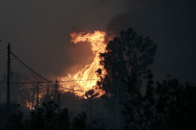 Πυρομανής πυροσβέστης έβαζε φωτιές σε δάση «για την αδρεναλίνη» | tanea.gr