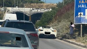 Πολυτελέστατο αυτοκίνητο μπλόκαρε τον περιφερειακό της Θεσσαλονίκης