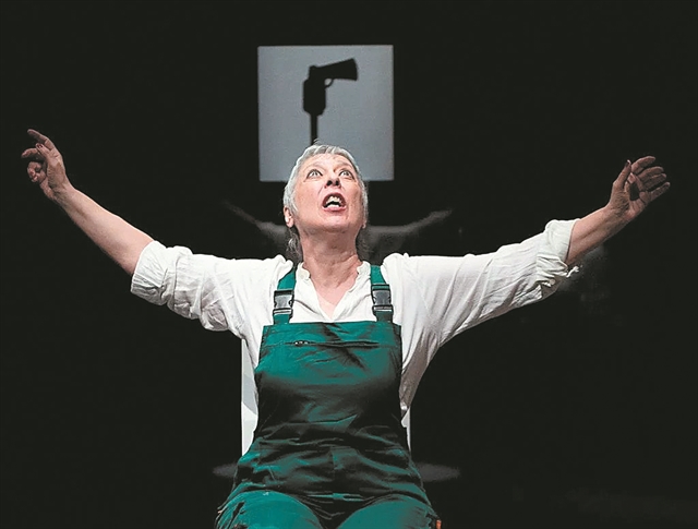 Δοσμένη ολόψυχα στην τέχνη της