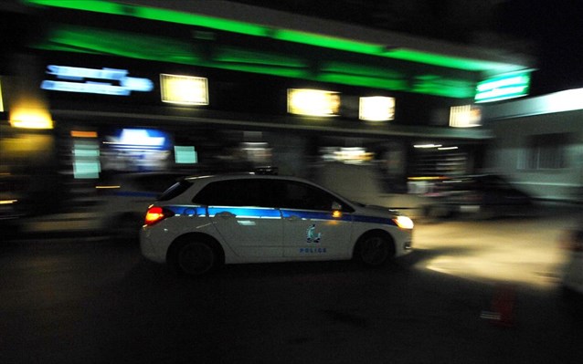 Ένοπλη ληστεία στους Αγίους Αναργύρους: Τρεις τραυματίες, οι δύο αστυνομικοί