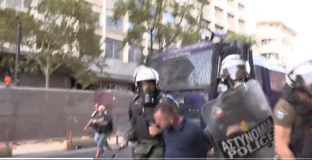 Γιάννης Μιχαηλίδης: Σοκ από βίντεο με άνδρα των ΜΑΤ να ρίχνει μπουνιά σε συλληφθέντα