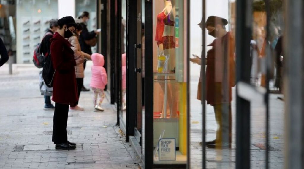 «Κόβουν» ψώνια και διακοπές, μειώνουν την ενέργεια τα νοικοκυριά