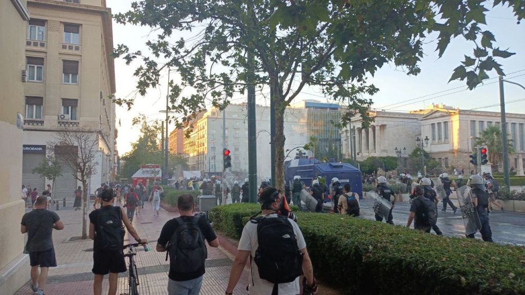 Ενταση στο κέντρο της Αθήνας στη συγκέντρωση για τον απεργό πείνας