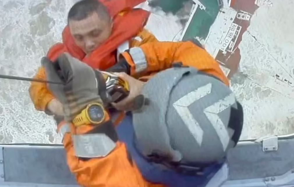 Χονγκ Κονγκ: Τεράστιο πλοίο έσπασε στη μέση και βυθίστηκε – Δεκάδες αγνοούμενοι