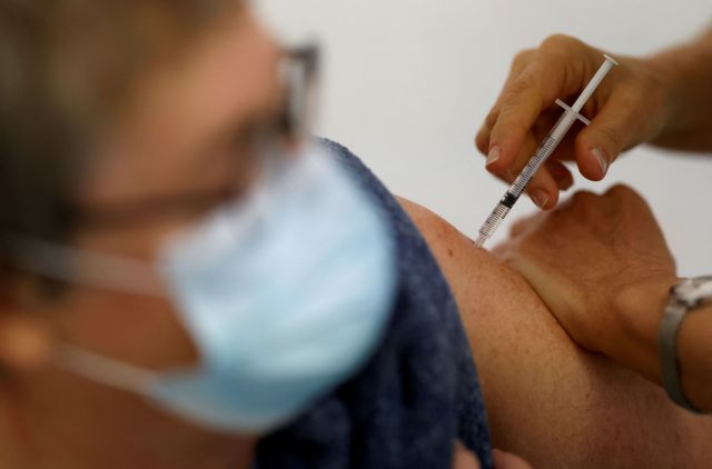 Ιταλία: «Εμβολιαστείτε αμέσως με 4η δόση κατά του κοροναϊού», λέει στους άνω των 60 ετών ο υφυπουργός Υγείας