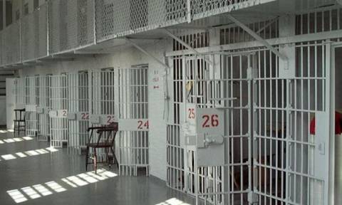 Ηράκλειο: Αγρίμι στα κρατητήρια ο μητροκτόνος – Σήμερα η κηδεία της άτυχης γυναίκας