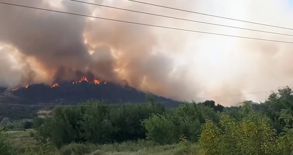 Πυρκαγιές: Ξεκίνησε να βρέχει στον Εβρο – Ελπίδες ότι θα περιοριστεί η φωτιά στη Δαδιά –  Τι γίνεται σε Κρέστενα και Λέσβο