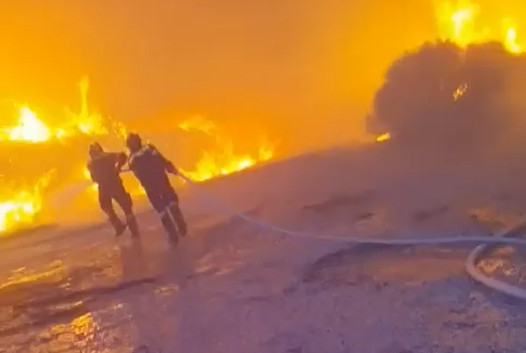 Πεντέλη: Η στιγμή που πυροσβέστες περικυκλώνονται από τις φλόγες