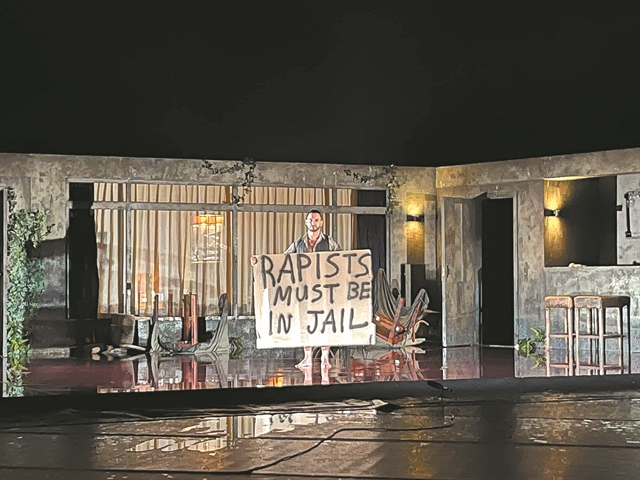 Αρχαίο δράμα με πανό και αγανάκτηση