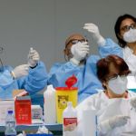 Κοροναϊός: Έχουμε χάσει το μέτρημα με τα πανδημικά κύματα – «Κουρασμένα» τα συστήματα Υγείας, λένε ειδικοί