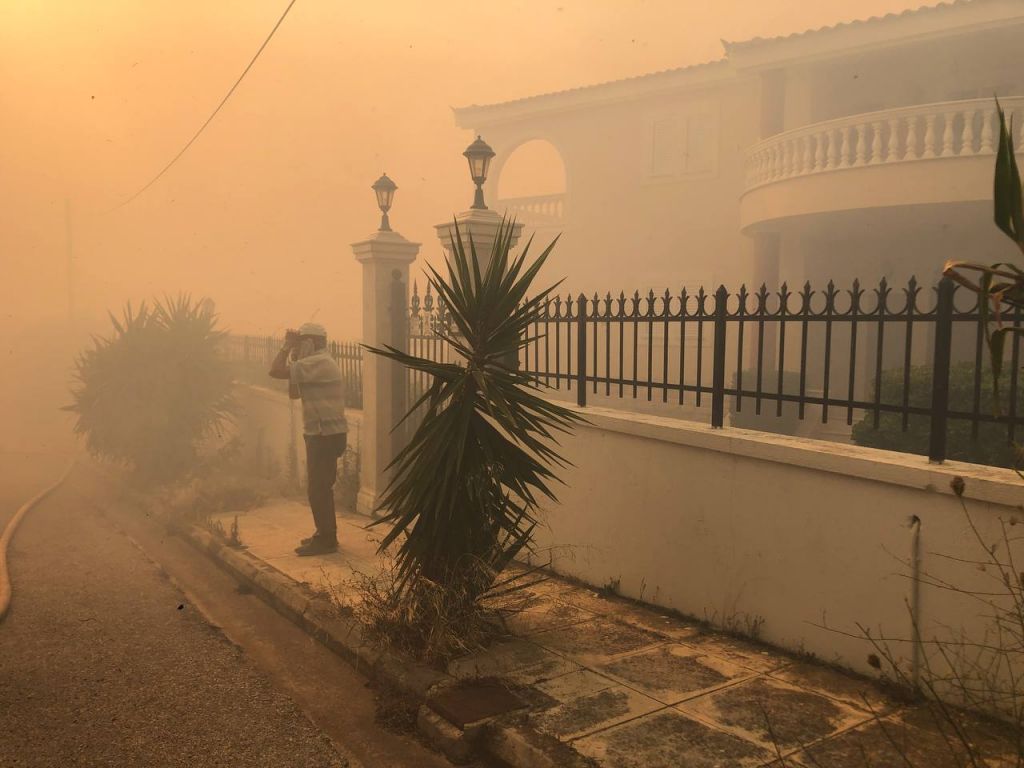 Μία ανάσα από τα σπίτια η φωτιά στην Παλλήνη