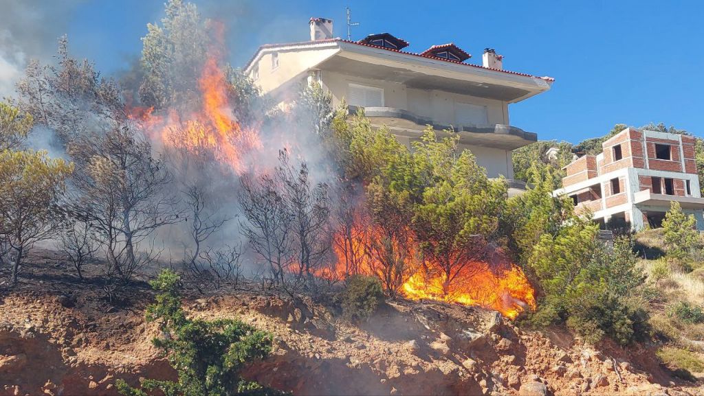 Πύρινος εφιάλτης στην Αττική: «Τρίγωνο φωτιάς» σε πέντε περιοχές