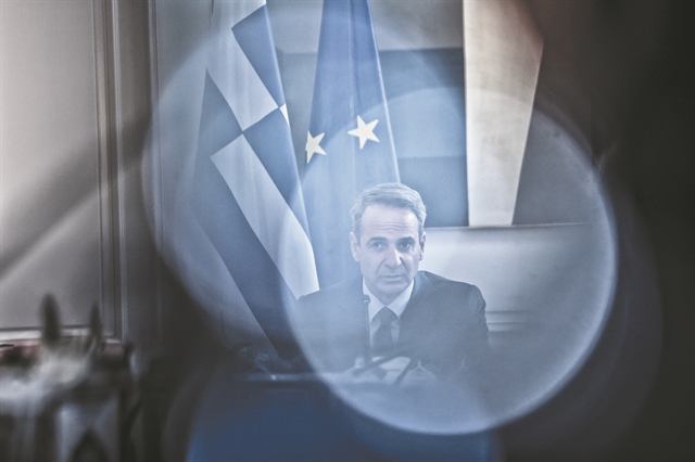 Μέτωπα, κρίσεις και λύσεις για το Μαξίμου