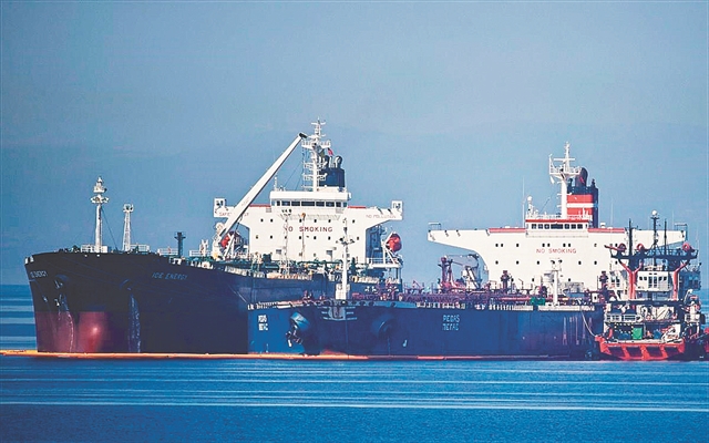 «Εδεσε» στον Πειραιά το ιρανικό τάνκερ