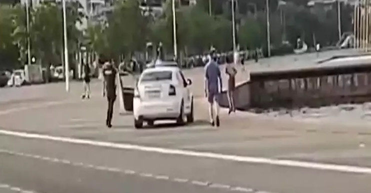 Θεσσαλονίκη: Έπεσε στον Θερμαϊκό με τις χειροπέδες για να ξεφύγει