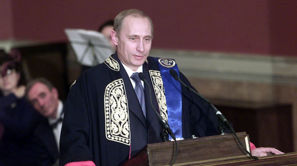 ΕΚΠΑ: Αφαιρεί τον τίτλο του επίτιμου διδάκτορα από τον Πούτιν