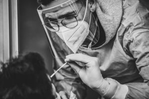 Κοροναϊός: Προβληματίζουν τα ενεργά κρούσματα τους ειδικούς – Εκκληση Παυλάκη για εμβολιασμό