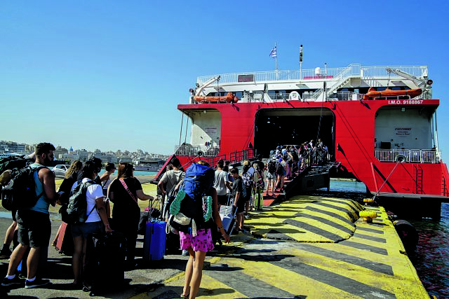Διακοπές στην Ελλάδα: Γιατί οι Ελληνες τις πληρώνουν ακριβότερα