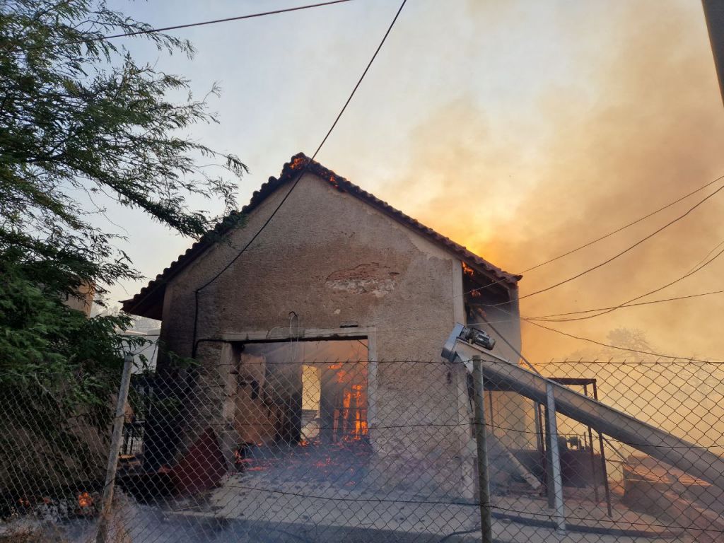 SOS από Λέκκα για τη φωτιά στην Πεντέλη: Eχουν δημιουργηθεί εκατοντάδες μικροεστίες