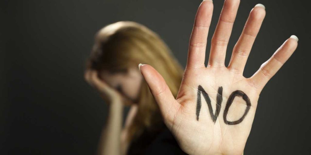 Σέριφος: Συγκλονίζει η 23χρονη που καταγγέλλει ομαδικό βιασμό – «Με τραβούσαν από τα χέρια…»
