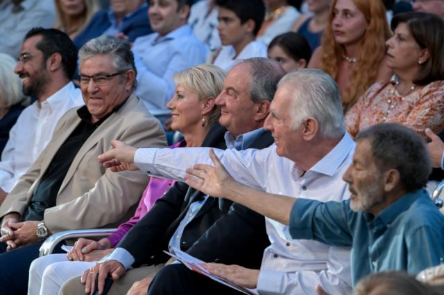 «Σ’ ευγνωμονούμε για όσα πρόσφερες»: Καραμανλής και Κουτσούμπας μιλούν για τον Σταύρο Ξαρχάκο