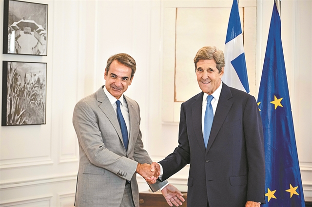 Επιχείρηση «ανάταξης» με «όπλο» και τη διεθνή ατζέντα