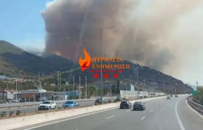 Φωτιά στη Νέα Πέραμο: Εκλεισε η Αθηνών – Κορίνθου – Μήνυμα του 112 για εκκένωση