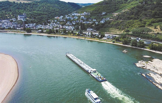 Βγάζουν τις γραβάτες και σβήνουν τα φώτα στις βιτρίνες