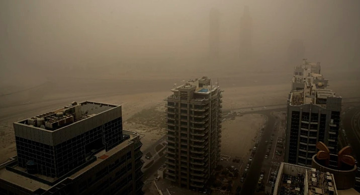 «Πέπλο» σκόνης κάλυψε τα Ηνωμένα Αραβικά Εμιράτα | tanea.gr