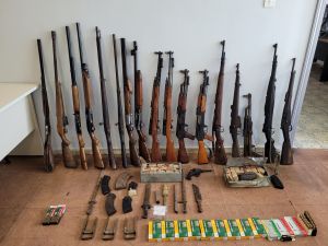 Οπλοστάσιο σε καφενείο και χασισοφυτεία ανακάλυψαν αστυνομικοί