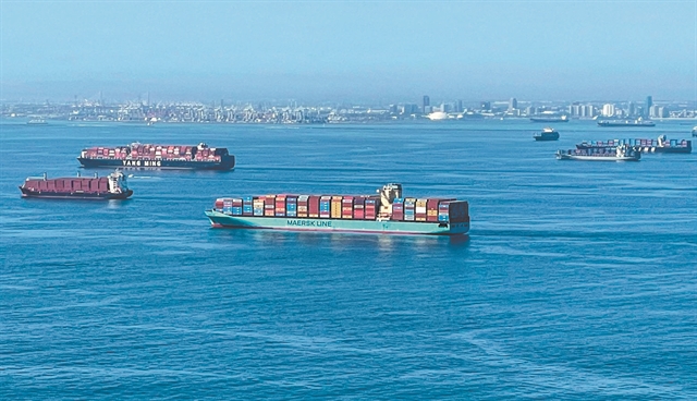 Ατελείωτες ουρές στα εμπορικά λιμάνια