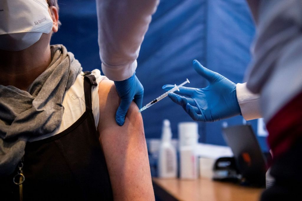 Pfizer: Υποβλήθηκε στις ΗΠΑ το αίτημα για εμβόλιο κατά της Ομικρον