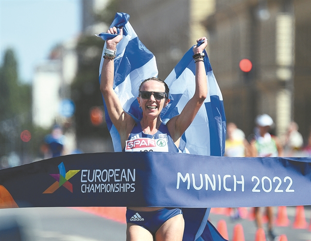 Βαδίζει προς την κορυφή του Πύργου του Αϊφελ