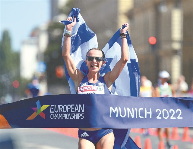 Κρατούν ψηλά τη γαλανόλευκη και το ηθικό μας