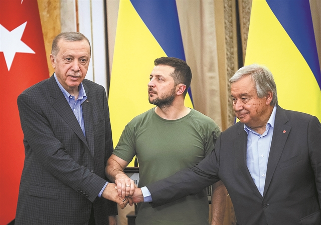 Συνεχίζει να παίζει σε δύο ταμπλό ο Ερντογάν