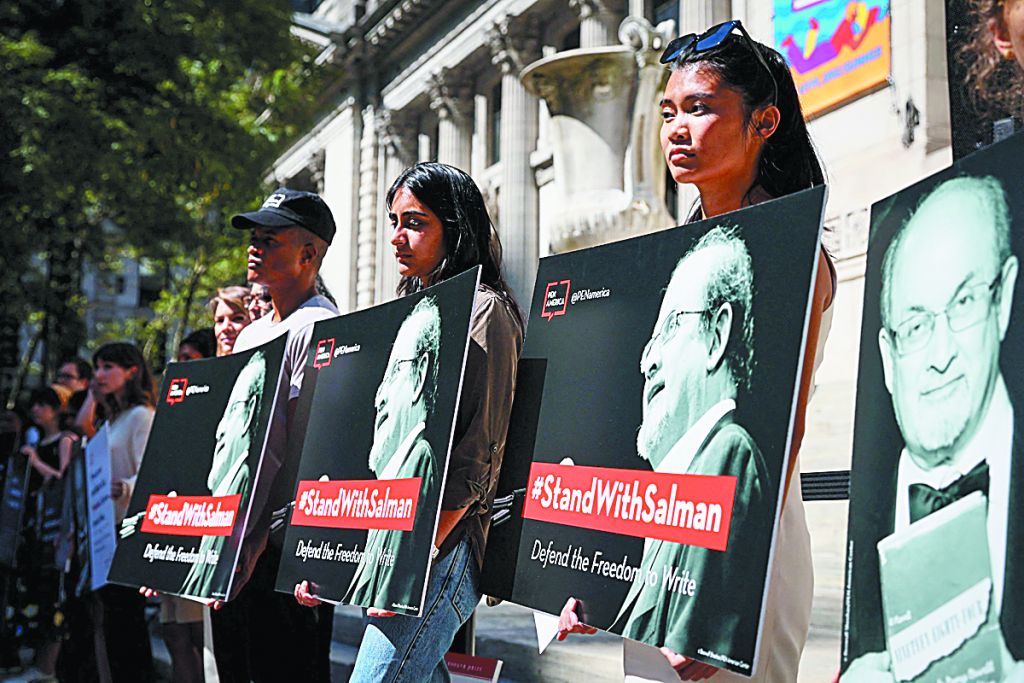 Δεκάδες συγγραφείς στην εκδήλωση συμπαράστασης προς τον Ρούσντι