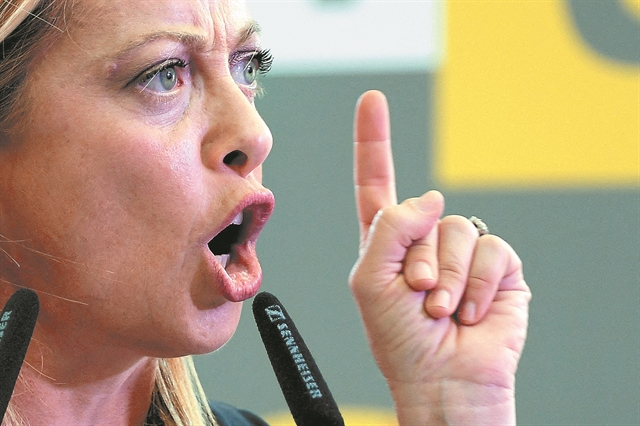 Ποιοι διαβρώνουν τη δημοκρατία