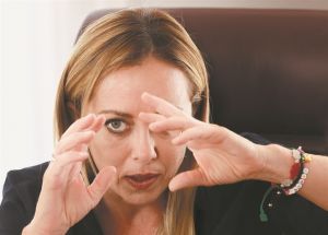 Η επέλαση της Τζόρτζια Μελόνι έναν αιώνα μετά τον Μουσολίνι