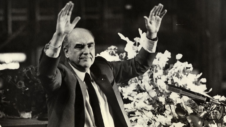 Οι χιαστί χατζάρες, το Makarov και το Καλάσνικοφ