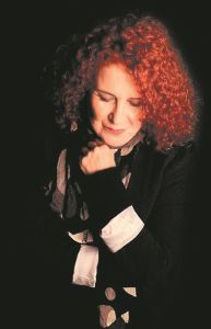 Η Αλίκη Καγιαλόγλου τραγουδά Χατζιδάκι