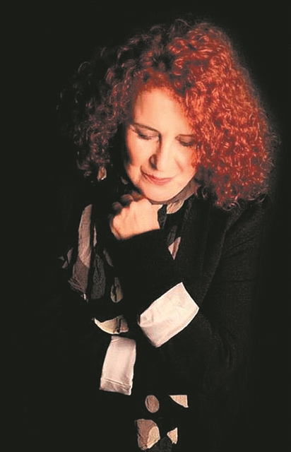 Η Αλίκη Καγιαλόγλου τραγουδά Χατζιδάκι