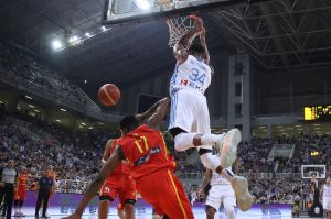 Αντετοκούνμπο: Ασταμάτητος ο Γιάνναρος – Έβαλε στα καλάθια τους Ισπανούς