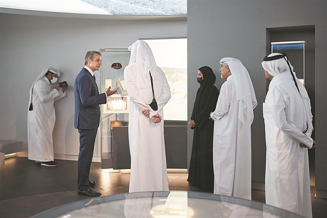 Με αντιανεμικό μπουφάν μέσα στο κατακαλόκαιρο