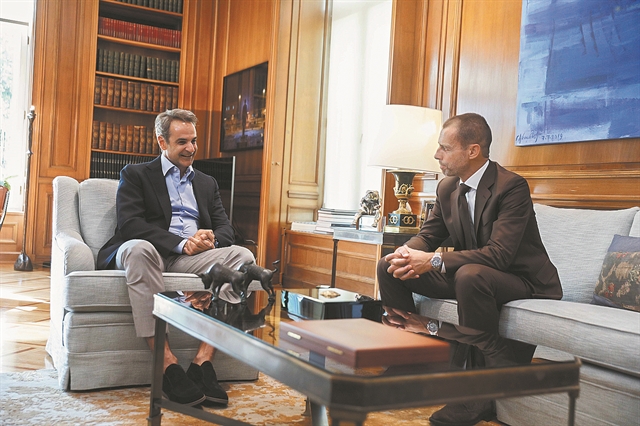 Ο Μητσοτάκης τηλεφωνάει κι ο Μπένετ τον χαβά του…