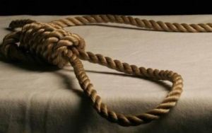 Πατέρας βρήκε το γιο του κρεμασμένο