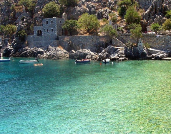 Πελοπόννησος: Τέσσερα πανέμορφα χωριά της που μοιάζουν με νησί