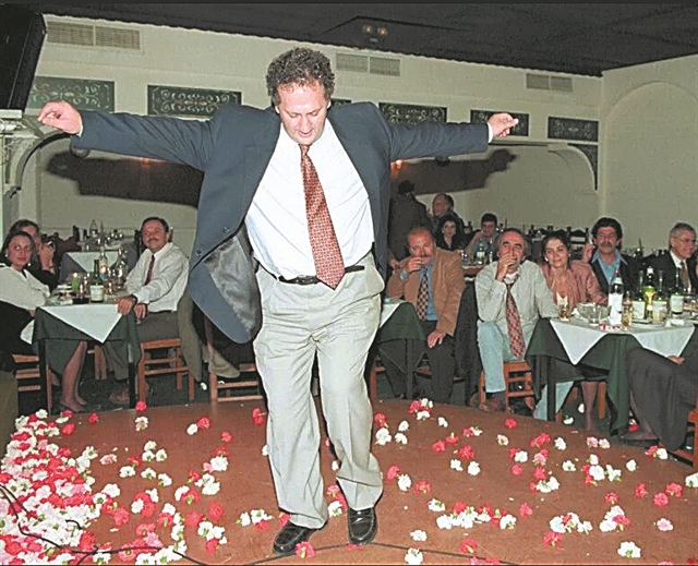 Ας κρατήσουν οι χοροί