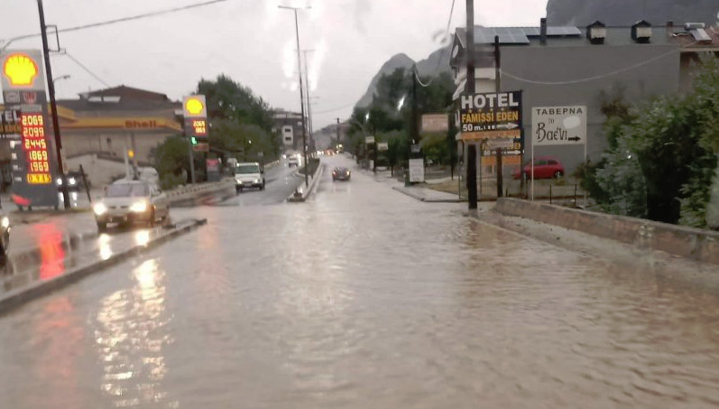 Καλαμπάκα: Βυθίστηκε στο νερό η πόλη μετά τη σφοδρή βροχόπτωση