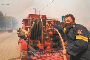 Αφήνουν το θυμιατό και πιάνουν τη μάνικα