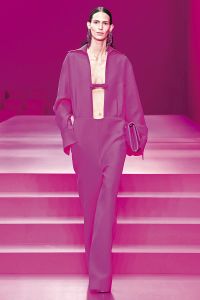 Ο Valentino υποκλίνεται στο απόλυτο ροζ